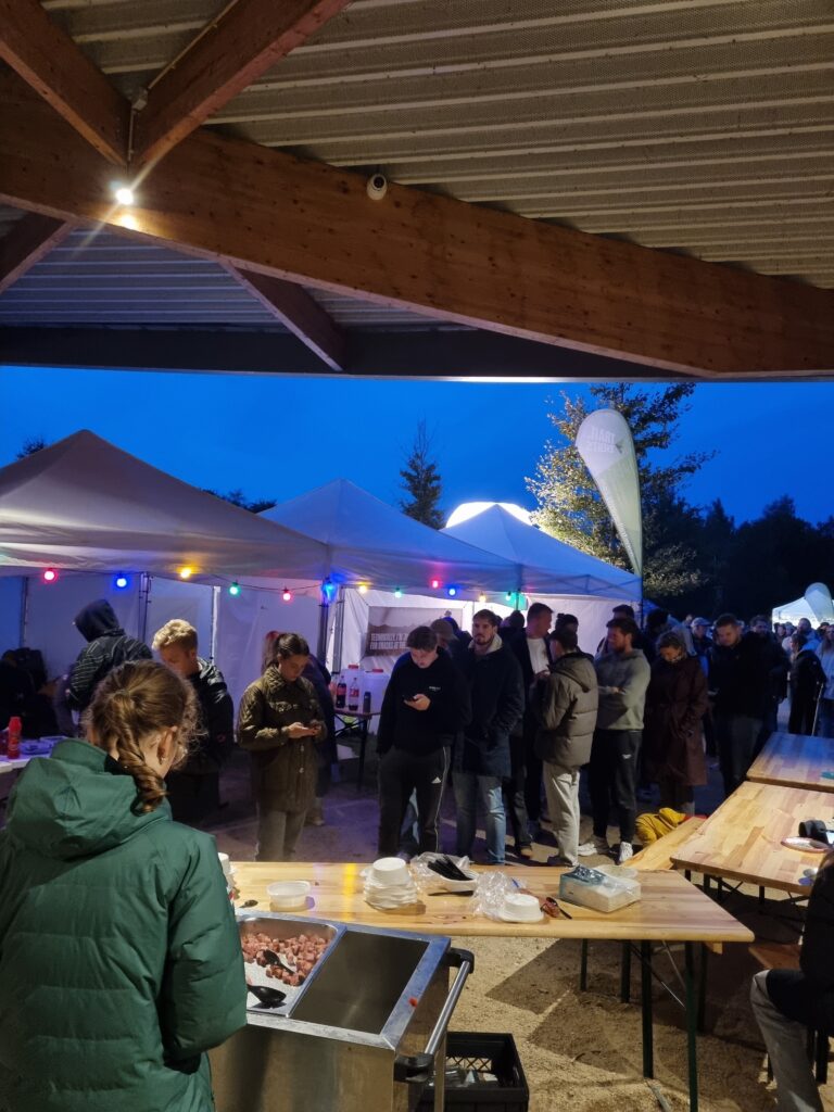 Drukte bij de verzorgingspost backyard ultra zeewolde