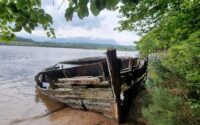 Wrak boot op oever loch