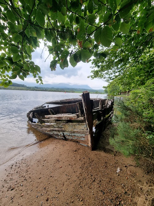 Wrak boot op oever loch